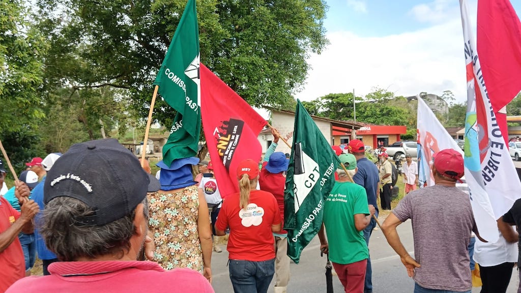 Comissão Pastoral da Terra Movimentos do campo bloqueiam rodovia